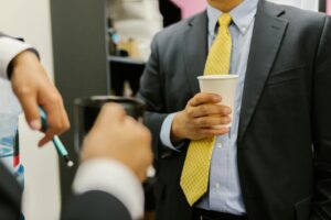 Herbata i kawa w kilka sekund - jak funkcja gorącej wody w dystrybutorze oszczędza czas pracowników?